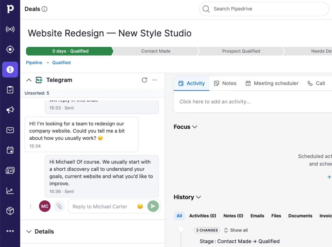 Картка угоди в Pipedrive: панель PipePort Chat із Telegram-перепискою та полем відповіді.